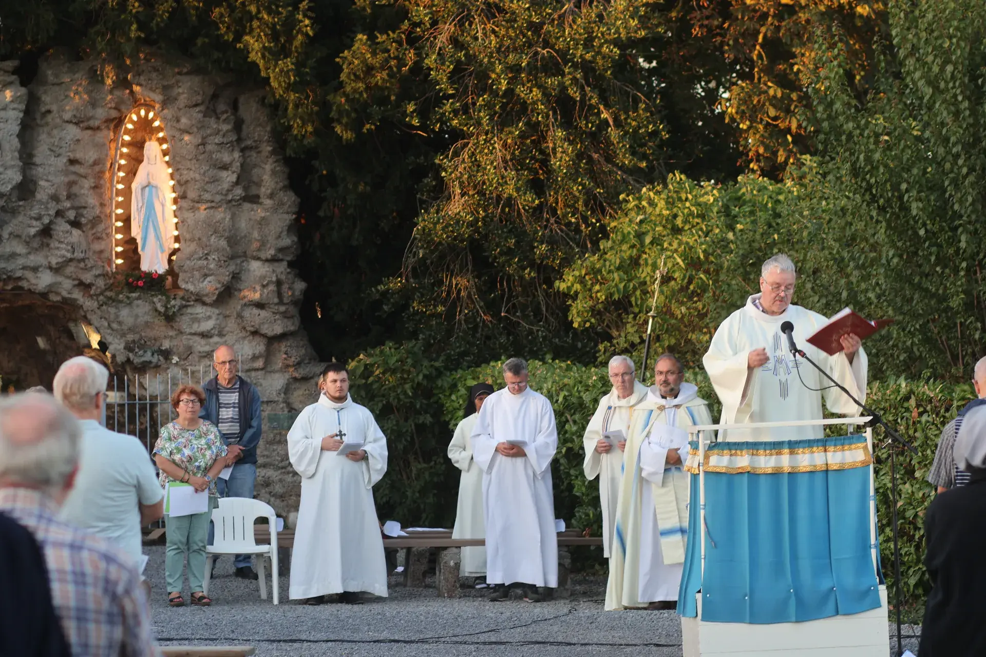 Liturgie devant la grotte Notre-Dame d'Honnevain